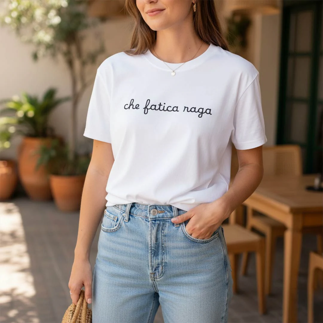 T-shirt con ricamo "Che fatica raga" - Image 2