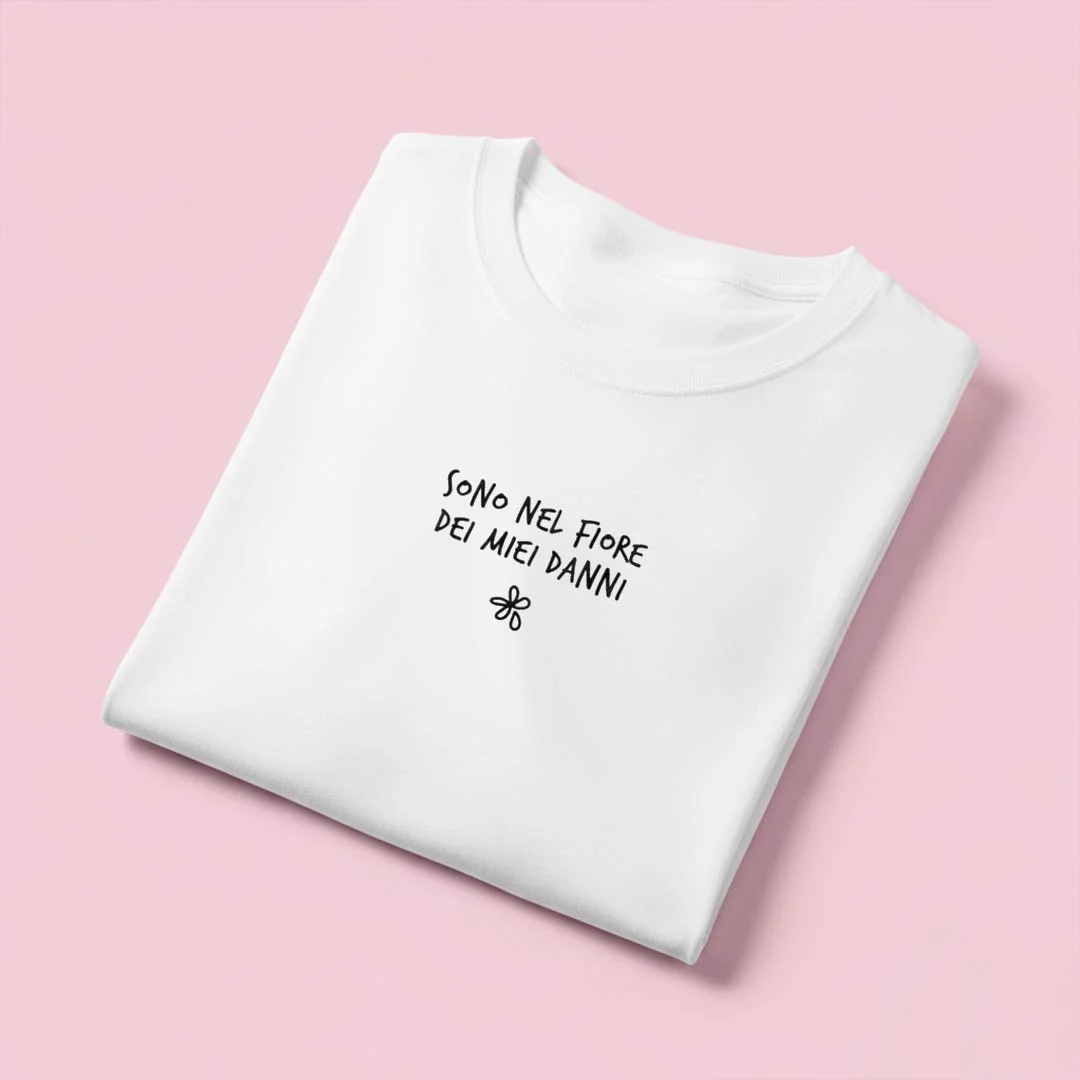 T-shirt con ricamo "Sono nel fiore dei miei danni" - Image 2