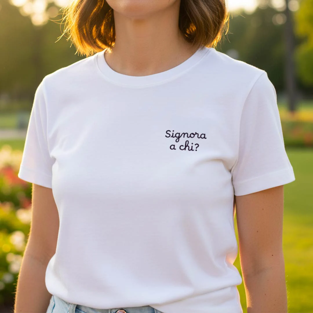 T-shirt con ricamo "Signora a chi?" - Image 2